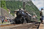 Noch einmal die C 5/6 2978  Elefant  mit dem SRF  Schweiz aktuell am Gotthard  Extrazug in Göschenen in zwei Versionen: Auf diesem Bild wurde das Umfeld - die vielen Fotografen - ins Bild