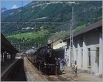 Etwas Rauch, ein wenig Dampf und Betriebspuren am Rückfenster des letzen IR Wagens habe ich  entfernt  und so zeigt sich die C 5/6 2978 die mit ihrem SRF Extrazug in Airolo beim Warten auf die