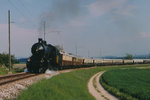 SBB/GFM/TPF: Seltener Gast (C 5/6 2978 mit RHEINGOLDWAGEN) beim Passieren der GFM-Strecke bei Ins im August 1990.