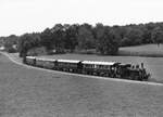 Sursee-Triengen-Bahn/ST.
Schwerer Dampfpendelzug mit den E 3/3 5 und E 3/3 8522 an beiden Enden auf der Fahrt von Sursee nach Triengen im September 1987.
Spezielle Beachtung gilt dieser romantischen und für Dampfzüge besonders geeigneten Strecke ohne Fahrleitung.
Foto: Walter Ruetsch