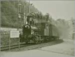 Bilder aus alten Zeiten: mit der Dampflokomotive E 3/3 Nr. 1  Lise , ehemals Gaswerk der Stadt Bern, fuhr die DBB etliche Jahre Dampfzüge von Flamatt nach Gümmenen. Im Bild ist die E 3/3 N° 1 bei der Ankunft in Flamatt zu sehen. Heute trägt die 1901 von der SLM gebaute Lok die UIC Nummer 90 85 0008 441-7 und ist leider abgestellt. Auf der Strecke Flammt - Laupen verkehren heute MIKA Züge der S-Bahn Bern im Halbstundentakt.
Noch kurz ein paar Worte zum Namen der Dampflok: Als die Königen Elisabeth die II am 6. Februar 1952 den Thron bestieg, hat der Lokführer der E 3/3 N° 1 die Idee zur Feier des Tages die Lok noch Queen zu benennen, natürlich mit einer berndeutschen Adaptation: Und so bekam die 1901 bei der SLM  gebaute Lok auf ihre alten Tage zum Namen  Lisbeth . Im Laufe der Jahre nutzte sich der Namen etwas ab und wurde zu Lise...

Analogbild vom 3. Mai 1981 

