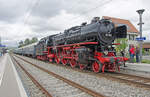 Donnerstag den 13.05.2021 um 13:34 Uhr in Bad Zurzach. Dampfextrazug des Vereins  Pacific 01 202“ (Lyss). Organisiert durch das Reisebüro ZRT Bahnreisen Brig-Glis. Die Fahrt führt von Lyss über Olten – (alter Hauenstein) – Basel – Laufenburg (CH) – Koblenz (CH) – Bad Zurzach – Eglisau – Bülach – (Furttal) – Wettingen – Olten – Biel/Bienne nach Lyss. Wegen der Coronapandemie war nur eine beschränkte Anzahl von Reisenden zugelassen. Die mächtige Schnellzug-Dampflok der deutschen Baureihe 01 macht einen Imposanten Eindruck. In Bad Zurzach gibt es einen 1 ½ stündigen Aufenthalt von 13:00 Uhr bis 14:30 Uhr damit die Reisenden sich im Städtchen einen Kaffee genehmigen können. Alles weitere betreffs der Dampflok und ihr Dasein erfährt man auf der Vereinseigenen Homepage unter www.dampflok.ch . Koordinaten GMS (Grad, Minuten, Sekunden): N 47° 35’ 14.5’’ O 8° 17’ 48.6’’