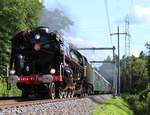 Es herrschte viel Verkehr auf der Teilbahnstrecke Bülach-Eglisau. Im Bahnnetz unterwegs, war auch die 141.R.1244 des Vereins Mikado am Sonntag, 20. August 2017 mit einem Dampfsonderzug. Zischend dampfte die Dampflok mit dem Dampfsonderzug zwischen Glattfelden und Bülach. Der Dampfsonderzug fuhr dann via Eglisau, Bad Zurzach, Koblenz und Turgi wieder zurück nach Baden.
