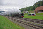 Sonntag den 06.10.2024 um 11:39 Uhr in Seeberg (BE). Am Bahnhof Riedtwil wo keine Regionalzüge mehr halten fährt soeben der Dampfzug von Koblenz (CH) kommend nach Huttwil (BE) fahrend mit der SNCF Dampflok 241-A-65 (Verein Dampflok-Depot Full) durch den Bahnhof Riedtwil. Die Typenbezeichnung lautet in der Schweiz A 4/7, in Deutschland 2-D-1, in Frankreich 241 und in England/Amerika 4-8-2 (bezeichnet als  Mountain -Bauart, dessen Name auch in Frankreich geläufig ist). Die UIC Nummer der Dampflok lautet: 90 85 0041 065-3 CH-DDF. Auslöser für die Fahrt sind die Huttwiler Dampftage. Auf der Strasse fährt soeben der Bus welcher von Wynigen (BE) nach Herzogenbuchsee (BE) verkehrt durch. Es handelt sich hier um die Buslinie B 54 welche auch am Bahnhof Riedtwil hält. Koordinaten GMS (Grad, Minuten, Sekunden): N 47° 8’ 16.3’’ O 7° 41’ 22.6’’