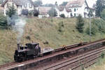 Dampfgüterzüge in der Schweiz auf schmaler und normaler Spur
stellen eher eine Seltenheit dar.
In den Jahren 1986 und 2009 ist es mir gelungen solche Züge zu fotografieren.
Zur Zeit befinden sich beide Raritäten gemäss ID 1136943, 1136942, 1136941 und 1136940, 1136939, 1136938 in einem nicht betriebstüchtigen Zustand.
Was es nie mehr geben wird da bereits Geschichte.
Dampfgüterzug auf der Waldenburgerbahn/WB mit der G 3/3 5  G.Thommen  unterwegs zwischen Waldenburg und Liestal im Jahre 1986.
Walter Ruetsch 