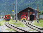 Ballenberg Dampfbahn mit zwei Tm 2/2 und der Lok G 3/4 208 vor dem Depot in Interlaken Ost am 2024.05.25