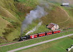 Dampfbahn-Fest (30 Jahre Wiedereröffnung der Strecke Realp - Furka sowie 40 Jahre Verein Furka-Bergstrecke VFB): Der Extrazug mit der Lok BFD 9 (Brig-Furka-Disentis) befindet sich auf der 110 Promille-Steigung Richtung Furka. Das Foto wurde von der anderen Talseite aus aufgenommen. Realp, 26.8.2023