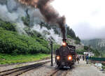 Mystische Stimmung im Bahnhof Gletsch (1757 müM): der Dampfzug von Oberwald nach Furka - Realp hält in Gletsch. Gletsch, 21.7.2024