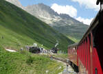 Do - Sa findet in der Station Furka jeweils am Nachmittag die Kreuzung mit dem roten Zug (Oberwald - Realp) und dem blauen Zug (Realp - Oberwald) statt. Die HG 4/4 muss hier immer abgedreht werden, weil wegen der Bauart der Lok das Kamin sich immer bergwärts befinden muss (die Station Furka ist mit 2160 müM die höchste Station der Strecke). Weil das Gleis für die Fahrt der Lok von der Zugspitze zur Drehscheibe durch den blauen Zug belegt ist, muss jeweils aufwändig rangiert werden: Nach der Einfahrt des roten Zuges ins Gleis 1 wird dieser zurück geschoben. Dann wird die Lok abgekuppelt, fährt auf die Drehscheibe, wird dort gewendet und fährt wieder an die Wagen an. Nach dem Ankoppeln fährt der Zug dann wieder ins Gleis 1 ein. Furka, 20.7.2024