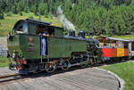 Die Dampflok HG 4/4 704 holt den Löschwagen und macht diesen bereit für die Fahrt als Löschzug. Bei Brandgefahr fährt ca 200 Meter hinter dem Dampfzug ab Oberwald dieser Löschwagen, gestossen von einer Diesellok, um allfällige Brände sofort löschen zu können. Oberwald, 20.7.2024