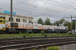 Am 09.09.2024 schleppt die Aem 940 001-1  Leya  die Am 843 153-8  Cinderella  durch den Bahnhof Pratteln.