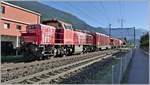 Am 843015-9 schiebt den Testzug mit Hilfs- und Löschwagen und einen verladenen Leopard II Panzer in den Bahnhof Domat/Ems. (07.07.2020)