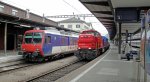 Am 08.05.10 berholt die Am 843 005-0 den RBDe 560 123-2  Braunwald  im Bahnhof Olten.