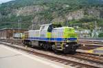 Die Diesellok Am 843 504-2 fahrt im Bahnhof Brig, 18-06-2015