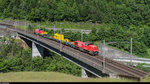 Zwei Am 843 überqueren am 10. Juni 2016 mit zwei Unterhaltswagen für den Gotthard Basistunnel die Intschireussbrücke.