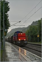 Die Am 843 092-8 ist mit einem Güterzug von Schaffhausen nach Singen unterwegs und hat Bietingen erreicht.