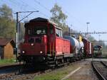 Die SBB-Em 3/3 18821 fährt am 14. Oktober 2007 anlässlich des DVZO-Fahrzeugtreffens mit einem historischen Güterzug in Bauma ein. Der Fotostandort auf dem Perron war an diesem Wochenende gegen die Gleise zusätzlich mit einem Absperrband gesichert.