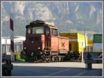 Em 3/3 18829 rangiert in Landquart Ried Paketpostcontainer. (08.10.2010)