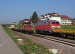 JAHRESRUECKBLICK 2013 VON WALTER RUETSCH.
MONAT APRIL: Begegnung von zwei Bauzügen mit DSF Em 18822 ex SBB und DB BR 218 139-4 anlässlich dem Doppelspurausbau und der Elektrifizierung der Hochrheinbahn im Klettgau. Beringen, 24. APRIL 2013.