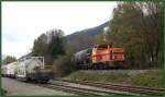 Em 3/3 837 911-7 der Holcim Werke schiebt  Normalspurgterwagen ber die Rheinbrcke ins Zementwerk. Untervaz 09.11.2006