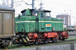 Em 3/3 837 802-8 steht auf einem Nebengleis beim Bahnhof Muttenz.