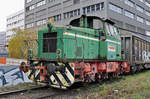 Em 3/3 837 802-8 steht auf einem Nebengleis beim Bahnhof Muttenz.