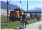 Zwei PS treffen auf die um einiges strkere Mietlok Em 847 901-6 der Holcim Werke.