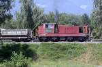 Em 847 851-3 der Cementwerke Untervaz schiebt einen Zug aus Schotter- und Cementsilowagen vom bergabebahnhof bei Untervaz rckwrts ber den Rhein ins Gelnde der Holcim. (03.07.2006)