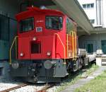 SBB-Infra: Am 23.5.09 steht der Tm 232 008 vor dem Areal, eines kleinen Kunden der SBB-Cargo in Luzern.