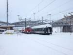 4 abgestellte Fusballwagen (zuvorderst 50 85 21-73 522-7) und zwei Tm (vorne der 232 040-6) stehen eingeschneit im Gterbahnhof von St. Gallen, 01.01.2015.