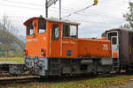 Tm 2/2 75, der Firma Furrer und Frey, steht auf einem Nebengleis beim Bahnhof Interlaken Ost.