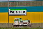 Tm 2/2 NR.1 Diesellok der Weiacher Kies AG steht abgestellt vor dem Weiacher Gebäude .Bild den 31.5.2015