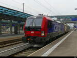 SBB - Lok 91 80 6 193 054-4 mit 1 Güterwagen bei der durchfahrt im Bhf. Renens am 2024.11.30