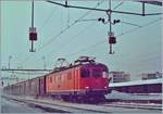 Die SBB Re 4/4 I 10049 erreicht mit einem Schnellzug von Biel/Bienne nach Delémont den BLS Bahnhof Grenchen Nord.