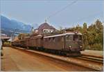 Die SBB Re 4/4 I 10049 wartet mit ihrem Regionalzug 4876 nach Biel/Bienne in der Zugausgangsstation Grenchen Nord auf die Abfahrt.