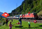 Gotthard-Bahntage: Die Talfahrt des Gotthard Panorama Express mit Re 4/4 11200 wird von den Einwohnern Wassens freudig gegrüßt.