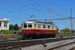 Re 4/4 I 10034 durchfährt solo den Bahnhof Pratteln.