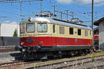 Re 410 034-3 steht auf einem Abstellgleis beim Bahnhof Sissach.