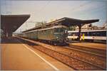 Die SBB Re 4/4 I 10041 mit einem Regionalzug von Neuchâtel nach Lausanne beim Halt in Renens VD.