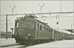 Die SBB Re 4/4 I 10039 beim Halt in Moutier mit einem Schnellzug von Biel/Bienne nach Delémont. Im Hintergrund sind Autotransportwagen zu sehen, welche von Region Belfort via Delémont Moutier und Gänsbrunnen ins Schweizer Mittelland fahren. 

Gescanntes Foto vom 17. Januar 1985

