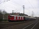 Re 4/4 mit Fuballsonderzug bei der Einfahrt im Dsseldorfer Hbf am 09.03.2008  