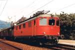 Re 4/4 I 10043 in Rot, aber noch ohne weissen Trennstreifen mit Regionalzug 4876 in Grenchen Nord am 14.