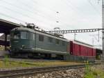 Re 4/4 I  416 628-6 mit Historischem Gepckwagen D 56 85 99-43 401-2 im Bahnhof von Muttenz am 11.05.2009