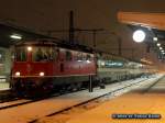 RE 4/4 11121 mit IC 281 nach dem Lokwechsel kurz vor dem Abfahrt nach Zrich im Singener(Htw) Bahnhof am 28.12.2010. Unfahrplanmig und selten ist ein Panaroma im Einsatz.