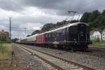 Zwei schweizer Re 4/4 I (10008 und 10019) der Centralbahn stehen am 23. Juli 2011 mit dem DPE 325  Classic Courier  von Waiblingen nach Wroclaw Glowny auf Gleis 2 im Bahnhof Kronach.