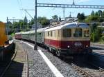 Historische Re 4/4 I 10034 im TEE-Farbenkleid auf der Herbstfahrt des Vereins TEE-CLASSICS. Angehngt die Wagen des Club Bm 22-70. 11.09.2010. Travers.