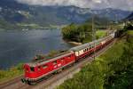 Ex SBB Re 4/4 10009 von Chur her kommend,zieht den leeren TEE Rheingold bei Mols am Walensee vorbei,nachdem  in Landquart und Chur Halte waren um Bahntouristen an ihre  Zielorte in Davos/Zermatt zu