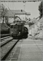 Die SBB Re 4/4 I 10046 erreicht mit einem Regionalzug von Vallorbe nach Lausanne den Bahnhof La Sarraz.