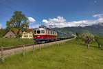 Die Re 4/4 I 10034 fährt mit der Schublok Be 6/8 III 13302 mit dem   Muttertagsonderzug aus Arbon nach Luzern in Uznach vorbei.Bild vom 8.5.2016