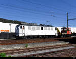 EDG - Lok 142 042 mit Tm 2/2  9885 5 232 526-4 im Schlepp bei der durchfahrt in Sissach am 26.10.2019